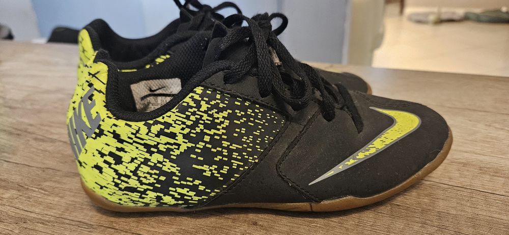 Halowe buty piłkarskie Nike BombaX IC rozmiar 31,5