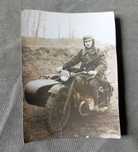 Fotografia: Żołnierz WOP na motocyklu M-72 z bocznym wózkiem, lata 50e