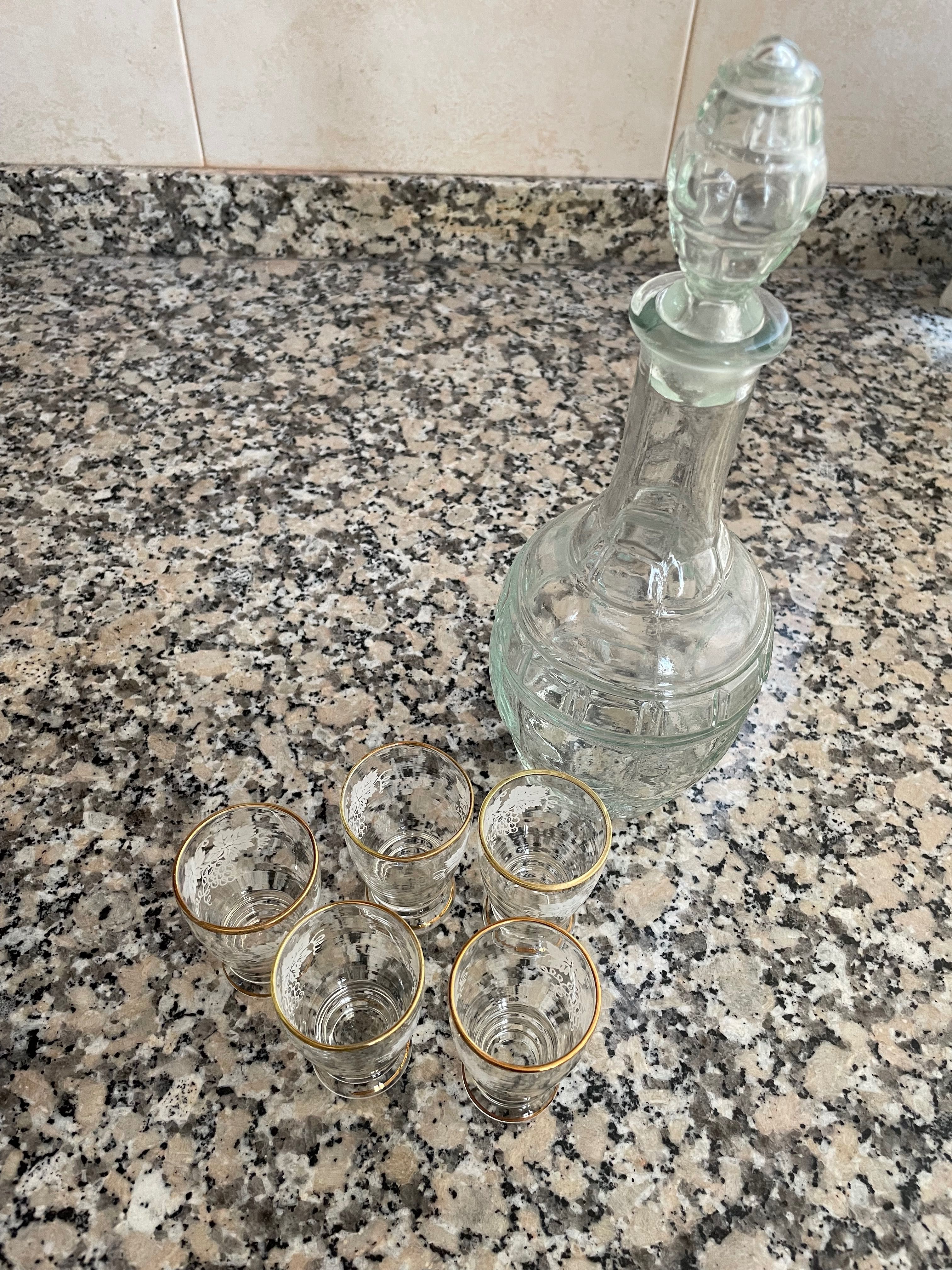 Peças antigas: Garrafa e 5 copos de licor em vidro