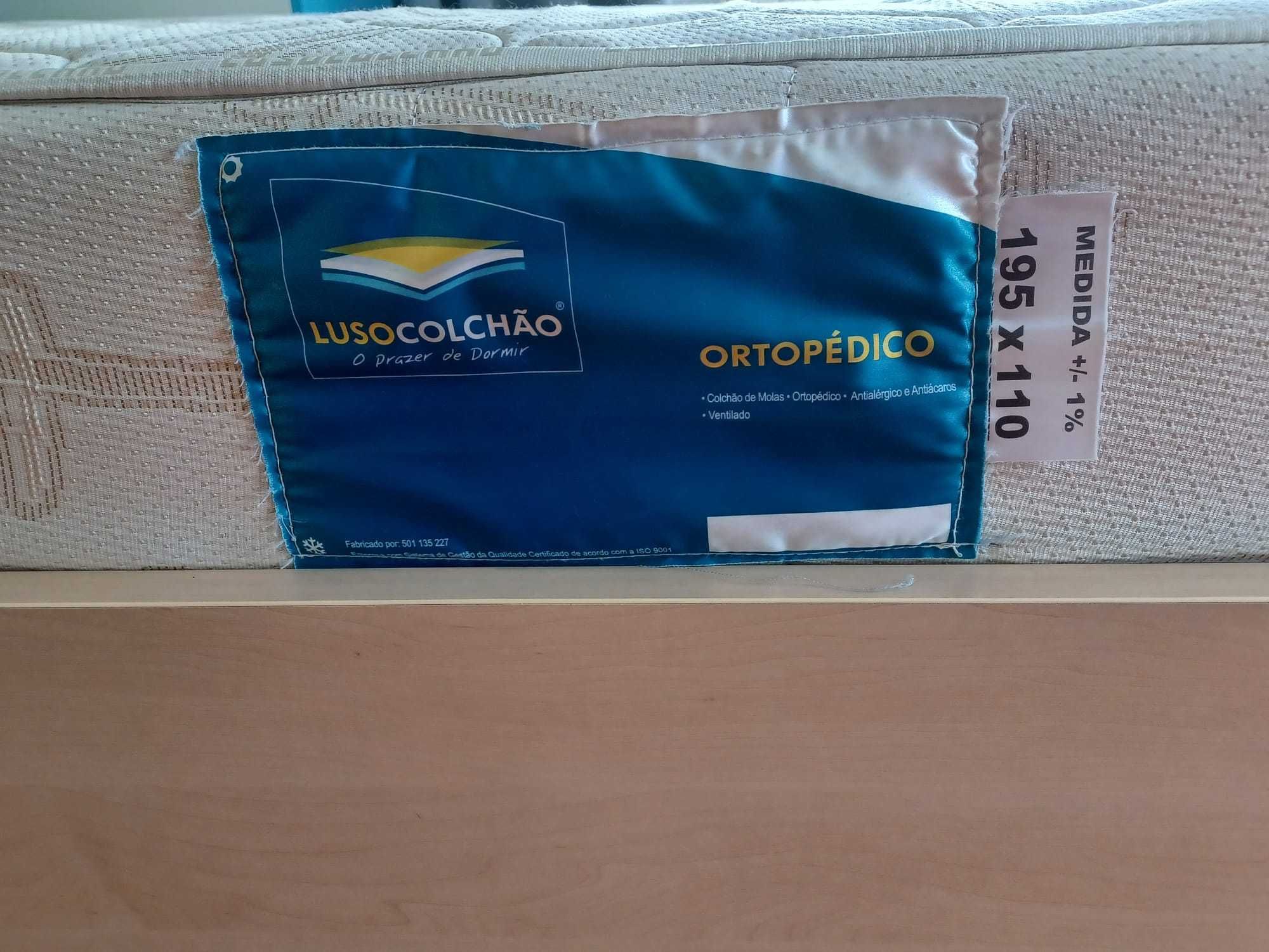 Quarto de criança completo com cama, cabeceira e armário