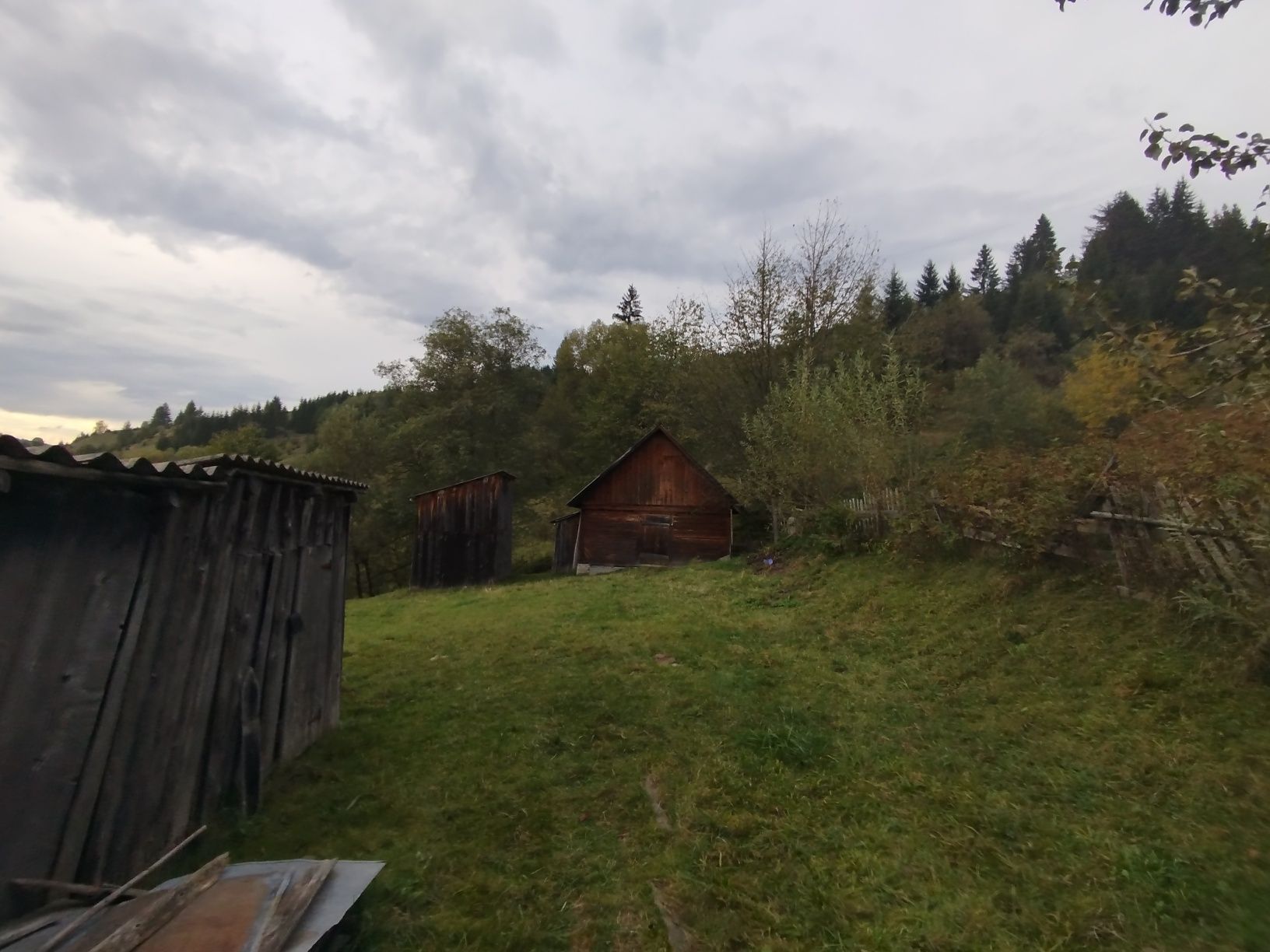 Будинок, земля, житло в Карпатах, гори