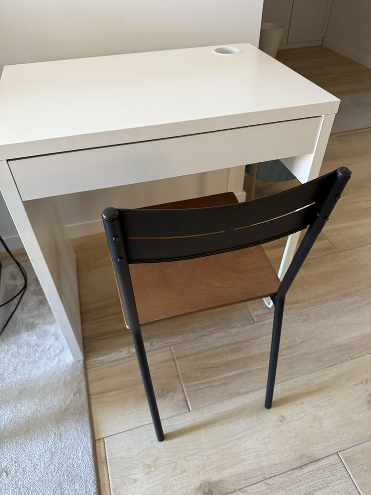 Conjunto Ikea: Mesa Micke + 2 Cadeiras Sandsberg
