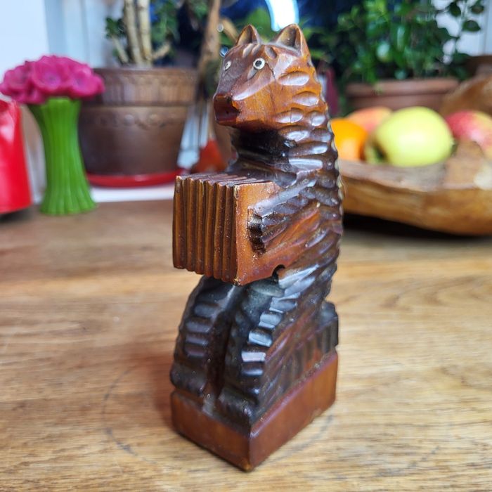 Drewniana Figurka Miś Gra na Harmonii ¹⁰⁶