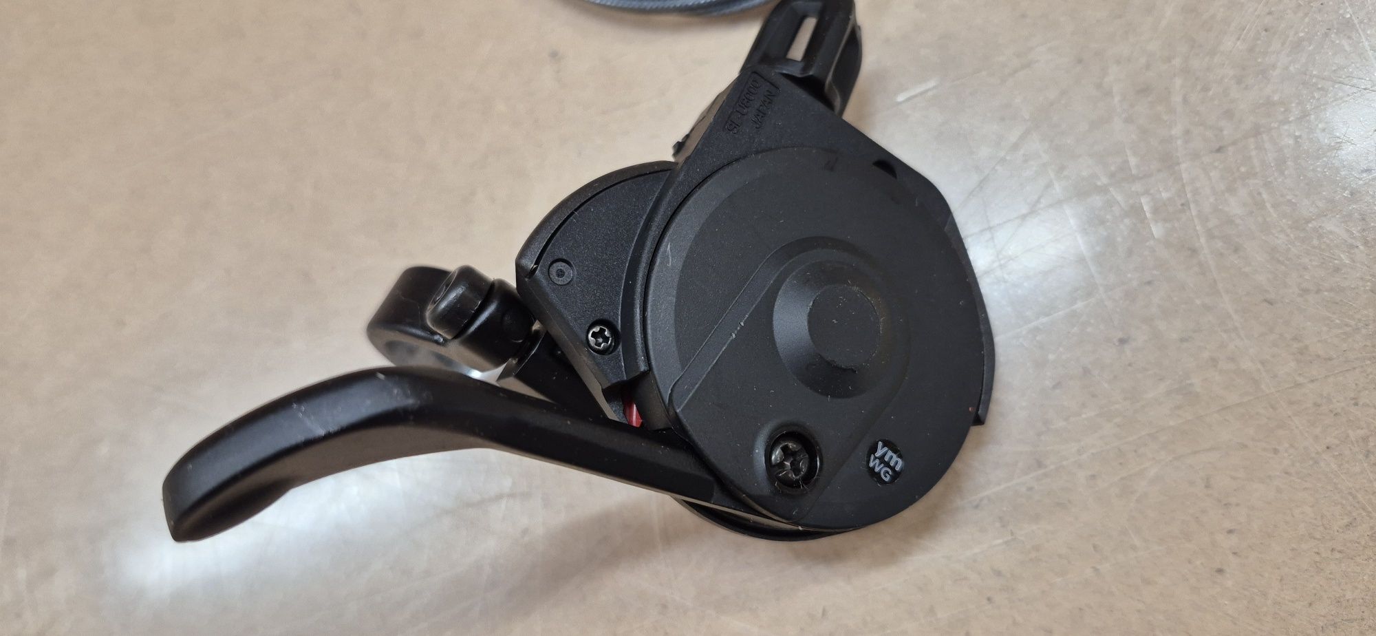 Nr1.  Manetka Shimano Cues SL-U8000.  2s.