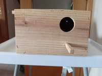 Vendo casinha(abrigo) em madeira para pássaros.