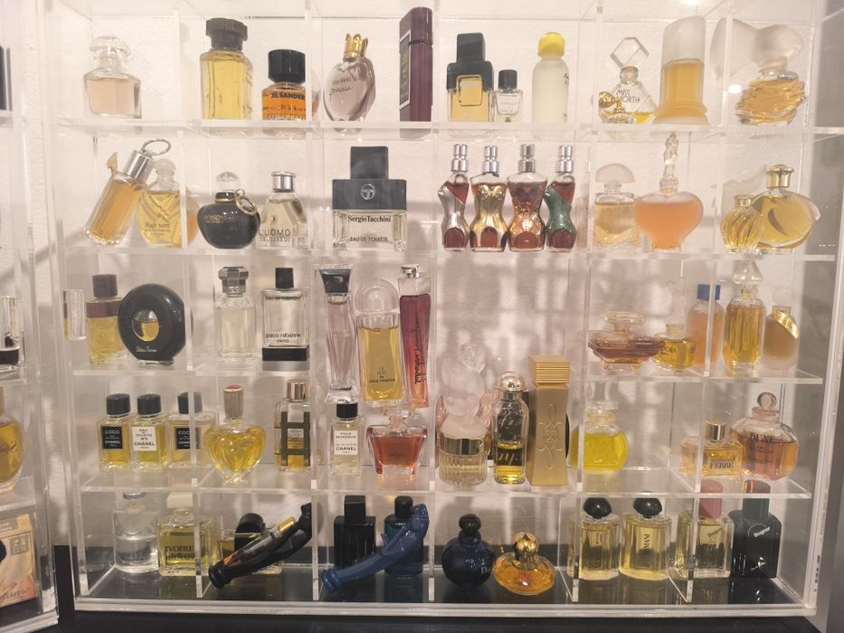 Gablotki z perfumami.
