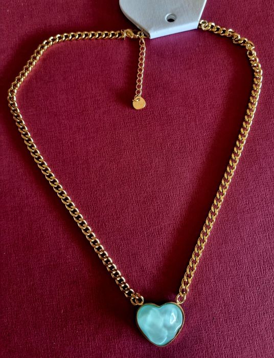 Colar dourado, em aço, com coração turquesa/verde água. Com extensor