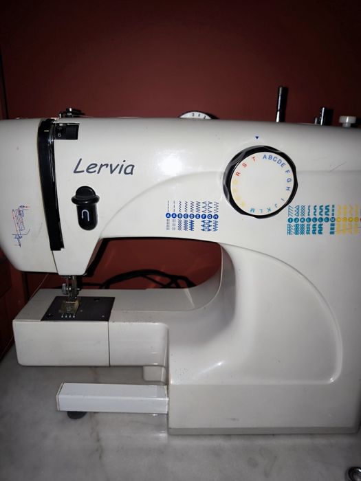 Máquina de costura portátil