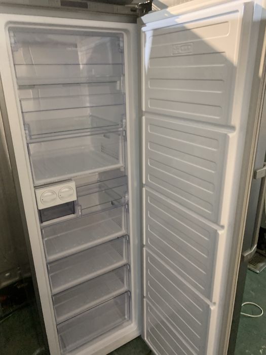 Arca Beko congeladora cinza