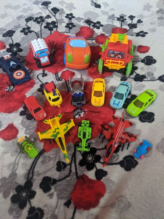 Машинки 15 штук.