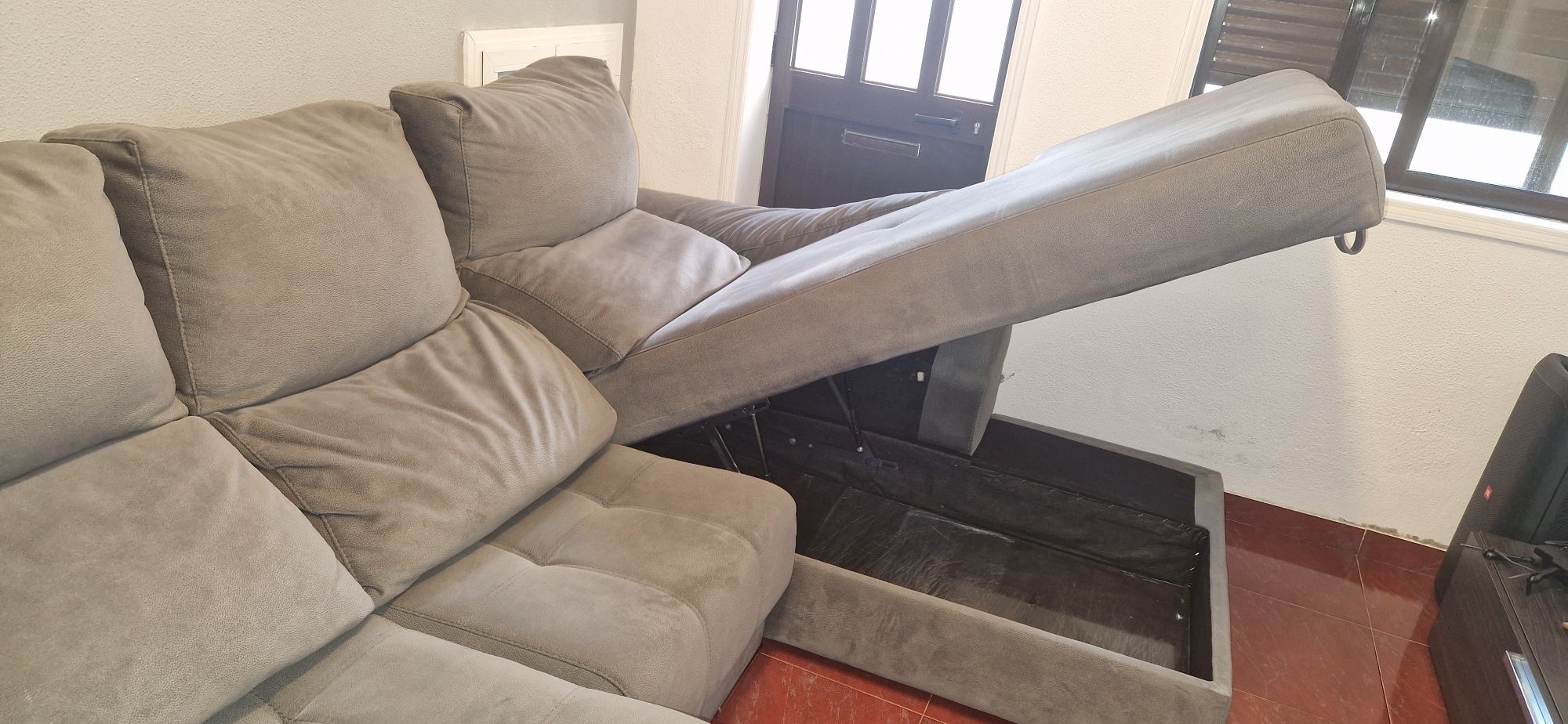 Sofá veludo cinzento c/chaise