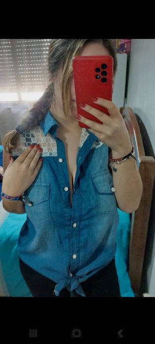 Blusa/Camisa em ganga com detalhes em renda branca tamanho S