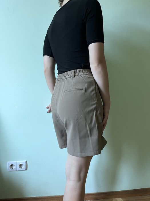 Бежеві жіночі шорти. Класика. Бермуди. S