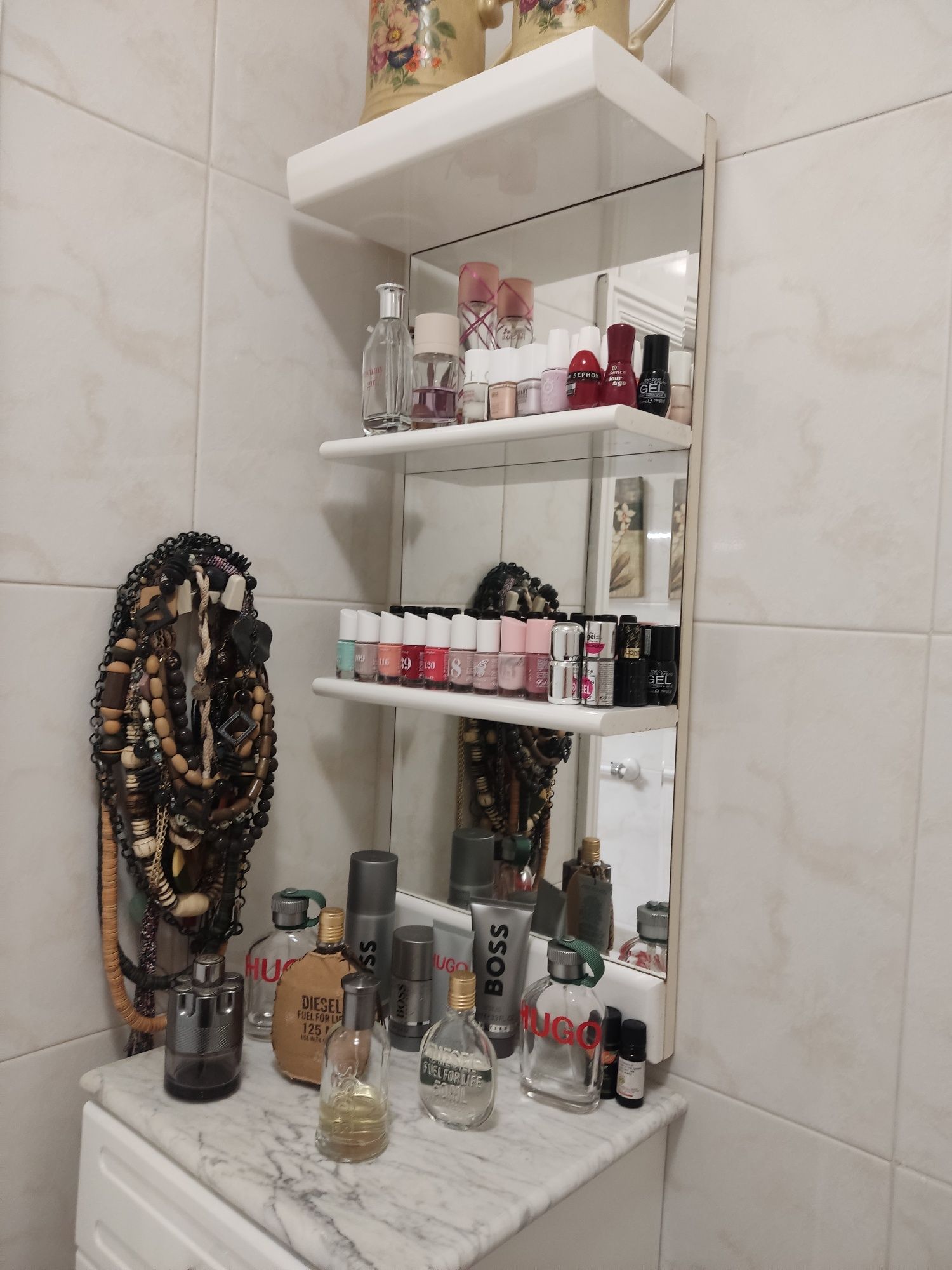 Móvel de apoio de casa de banho em melanina branco com tampo de pedra