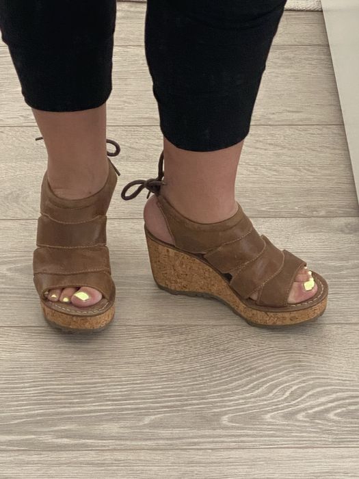 Sandálias camel da Fly London