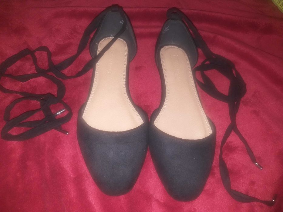 Балетки, босоножки на завязках.Замшевые. 41 размер. Фирма asos. Новые.