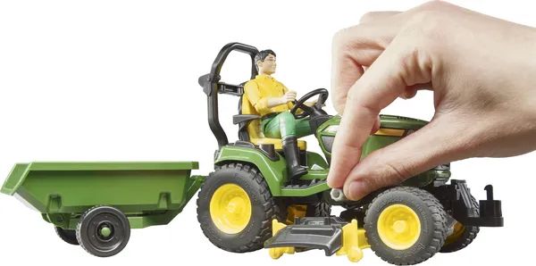 BRUDER -  Kosiarka samojezdna John Deere z przyczepą i ogrodnikiem