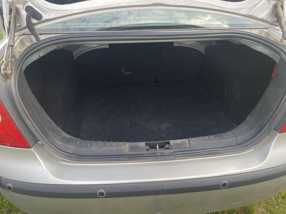Ford Focus MK2 1.6 benzyna 100KM sedan GHIA