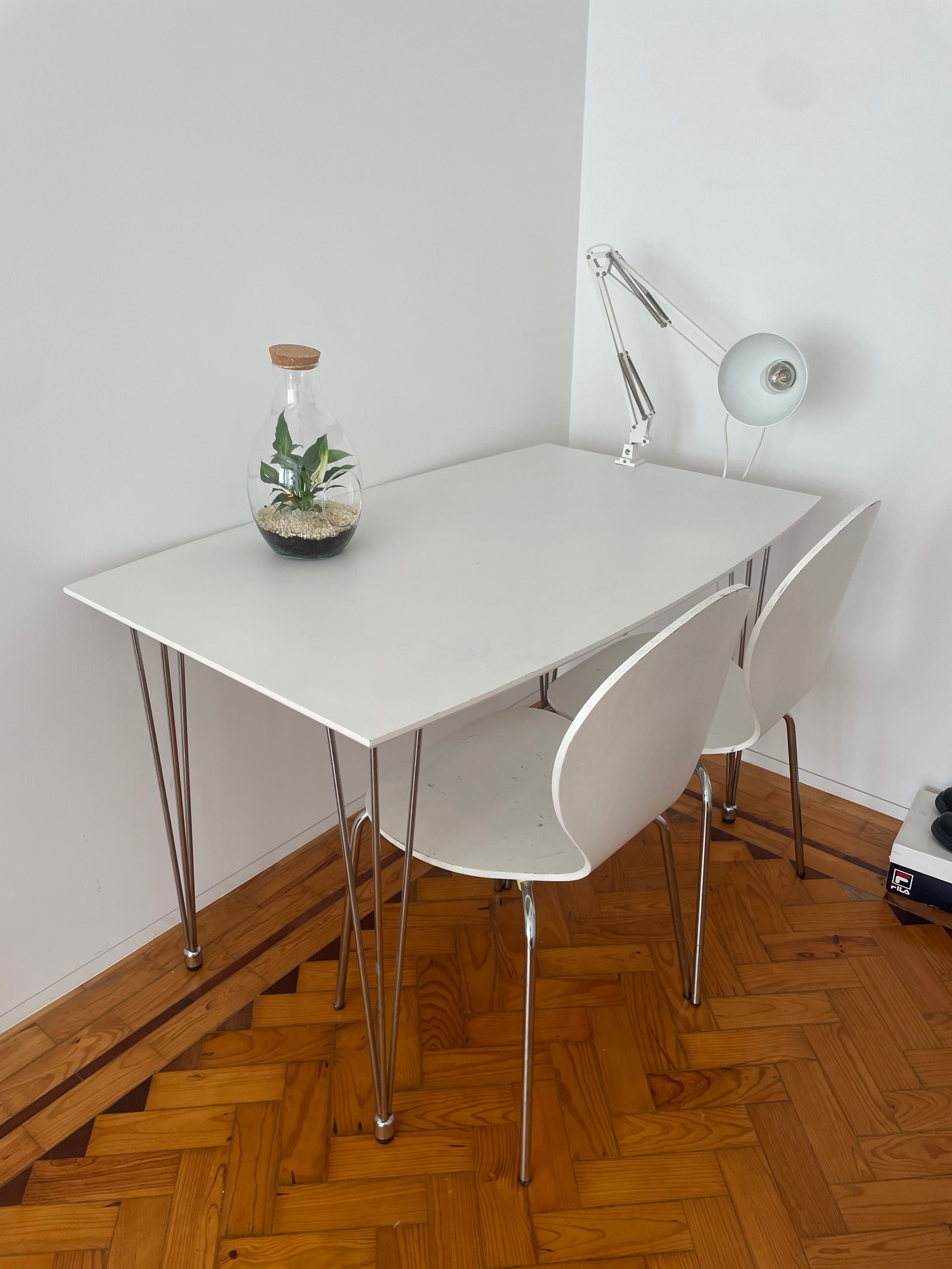 Mesa com 4 cadeiras