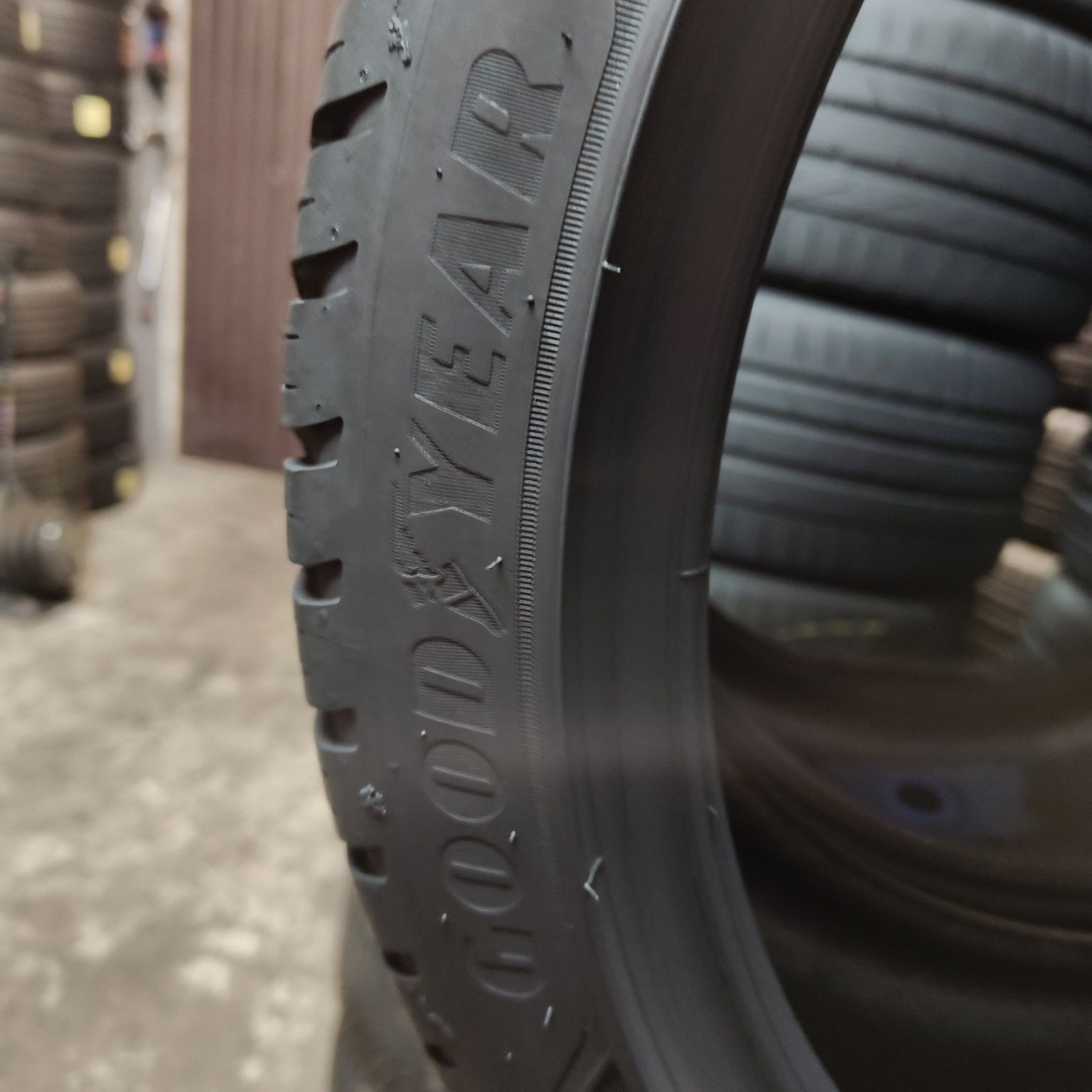 225/40/19 XL Sprzedam parę opon całorocznych Goodyear