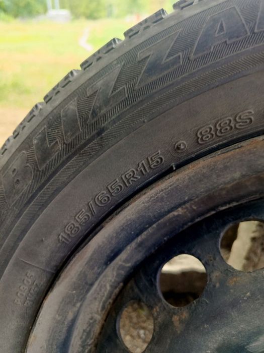 Продам в отличном состоянии резину с диском Близзак 15 радиуса  недоро