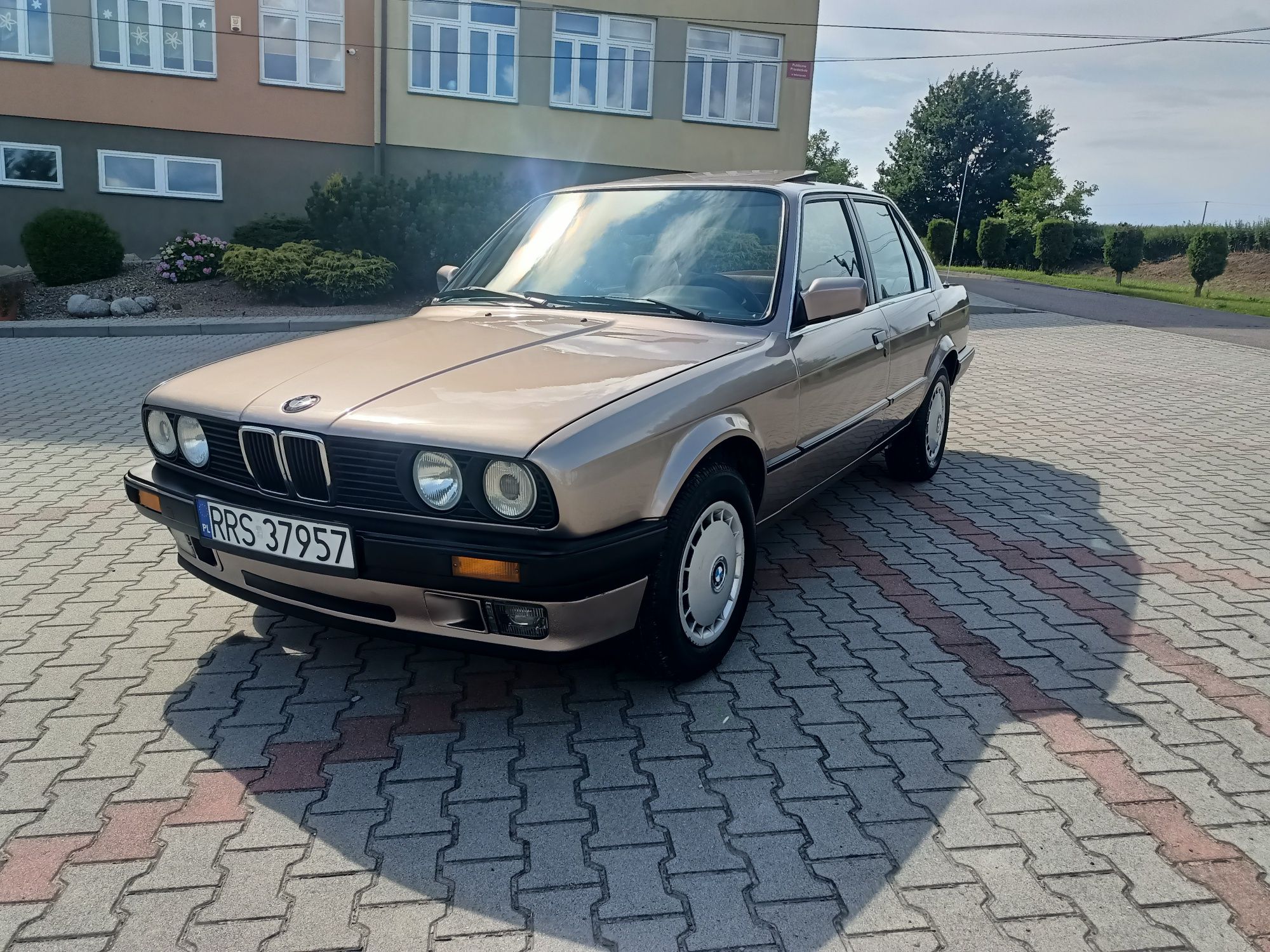 BMW e30 4d sedan luxorbeige