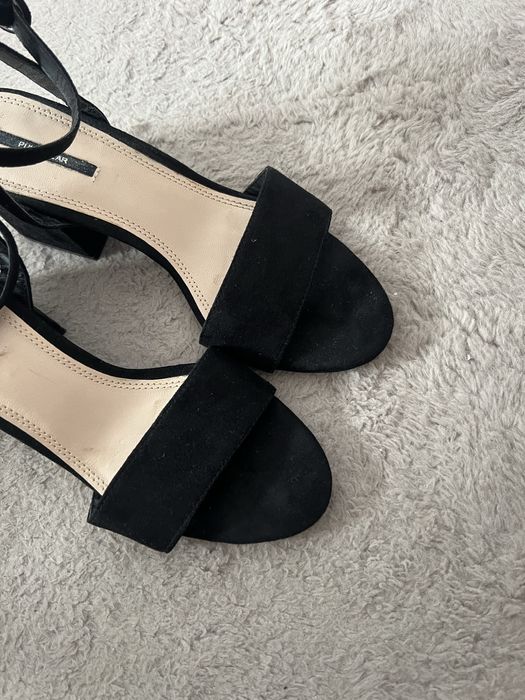 Sandały czarne klasyczne na obcasie zamszowe 38 Pull&Bear
