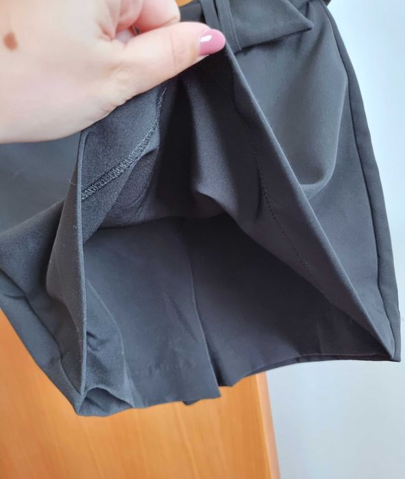 Saia-calção preta Stradivarius, tamanho 36