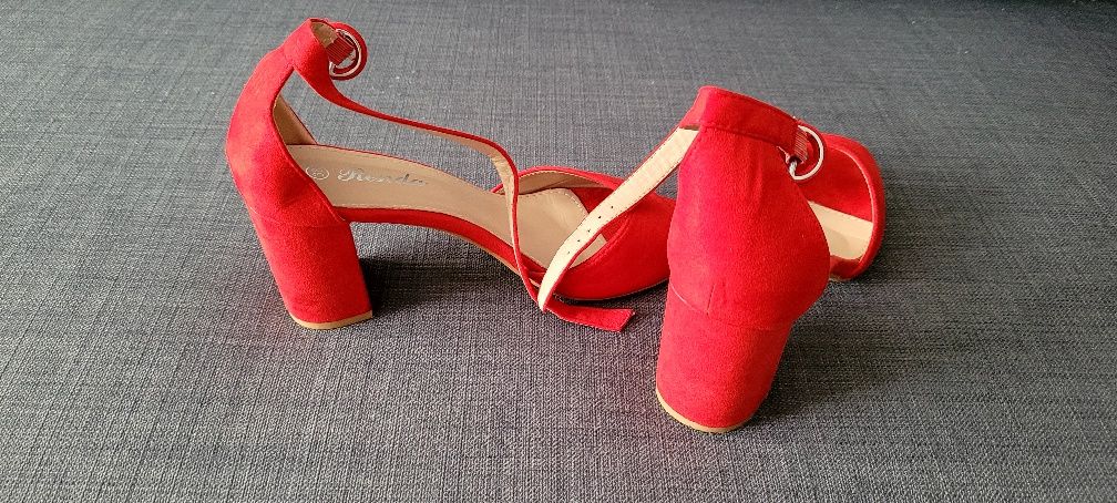Buty z odkrytymi palcami na obcasie rozmiar 38