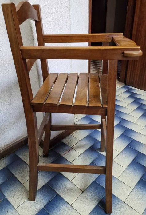 Cadeira de bebé em madeira