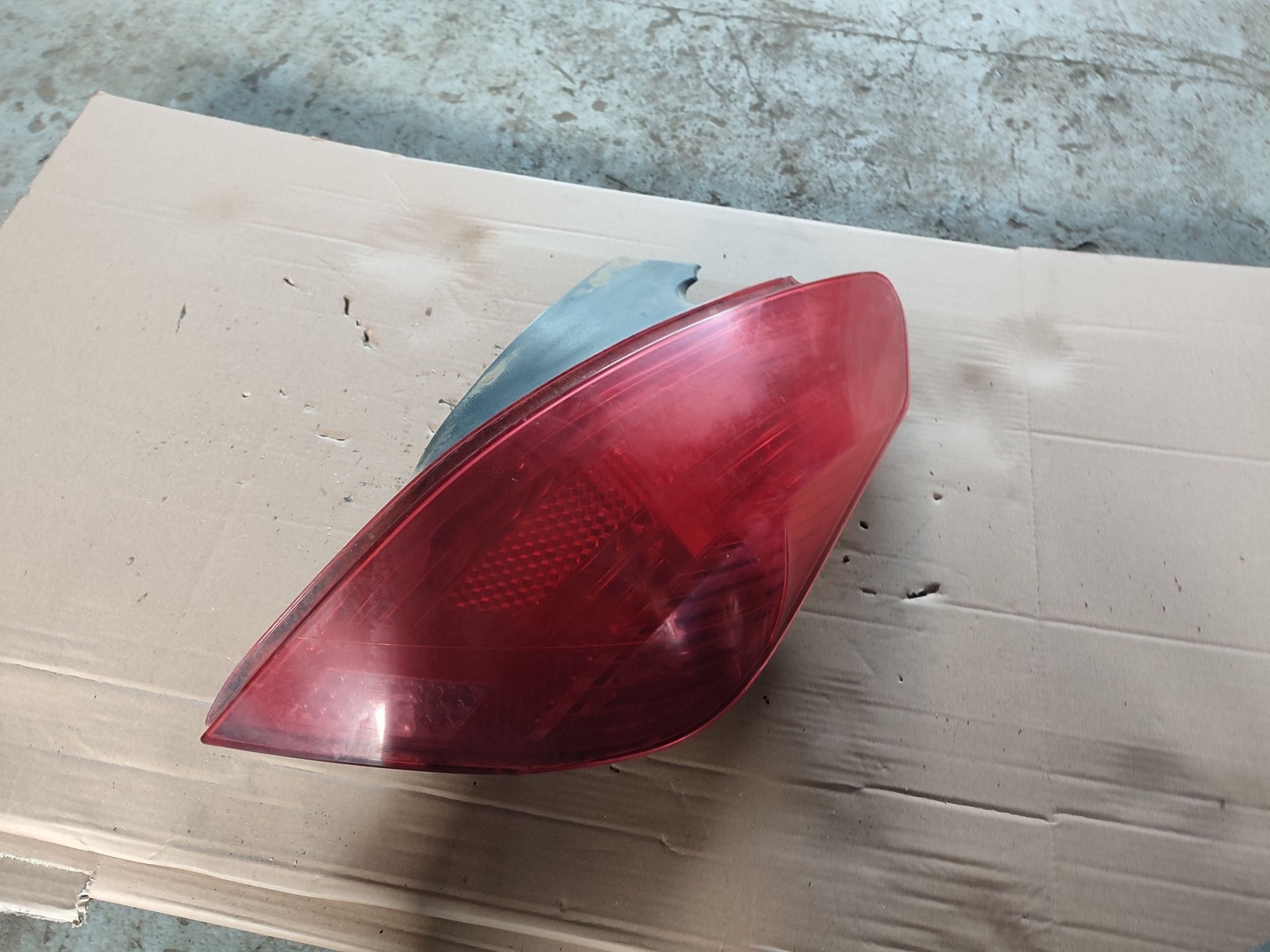 Lampa prawa prawy tył peugeot 308