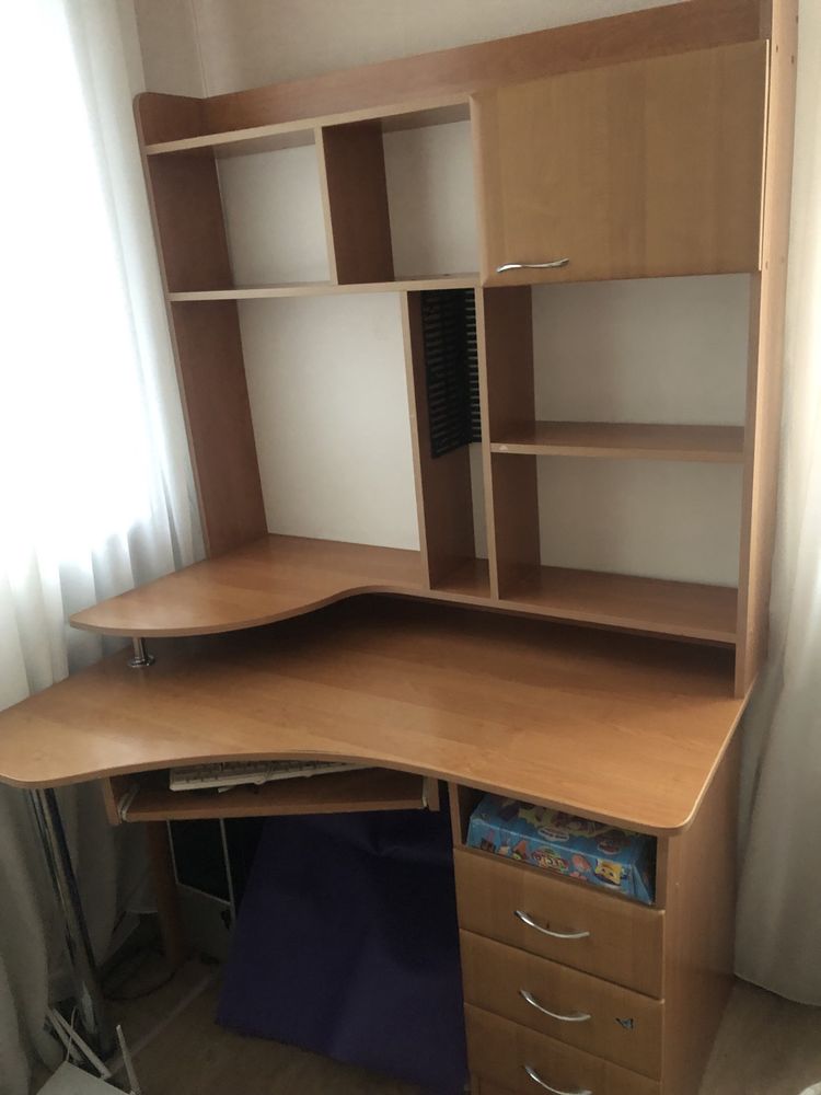 Продам стіл письмовий, компʼютерний.