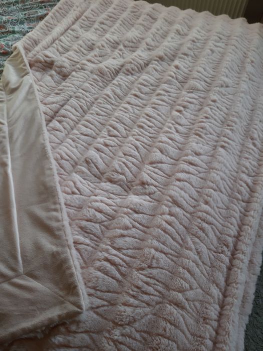 Koc kocyk różowy jasny delikatny ok 170x 123-5cm blady róż Rachel Zoe