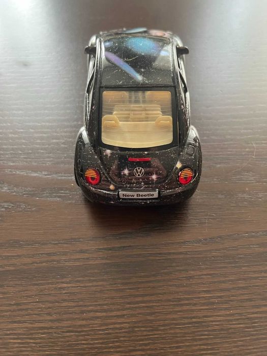 Kinsmart Figurka Model 1:32 Volkswagen New Beetle