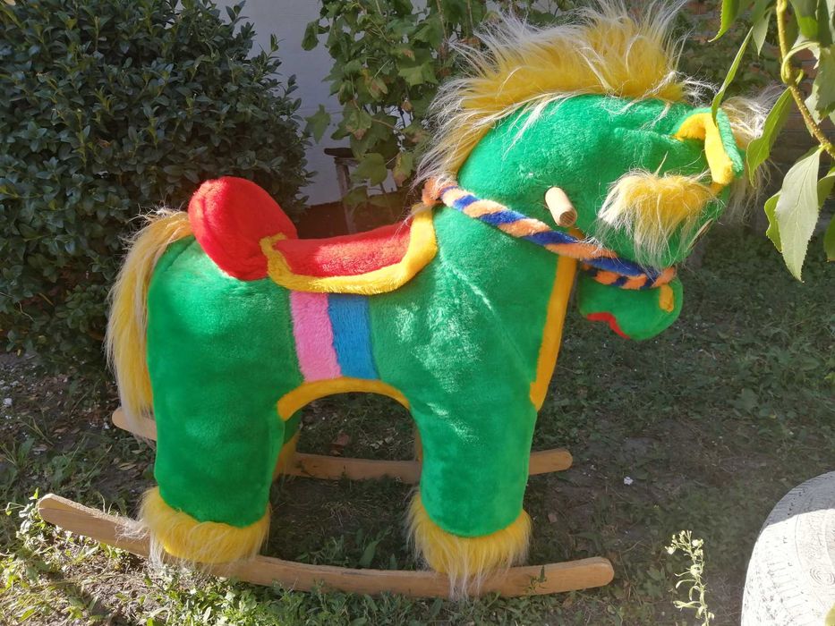 Дитяча гойдалка коник