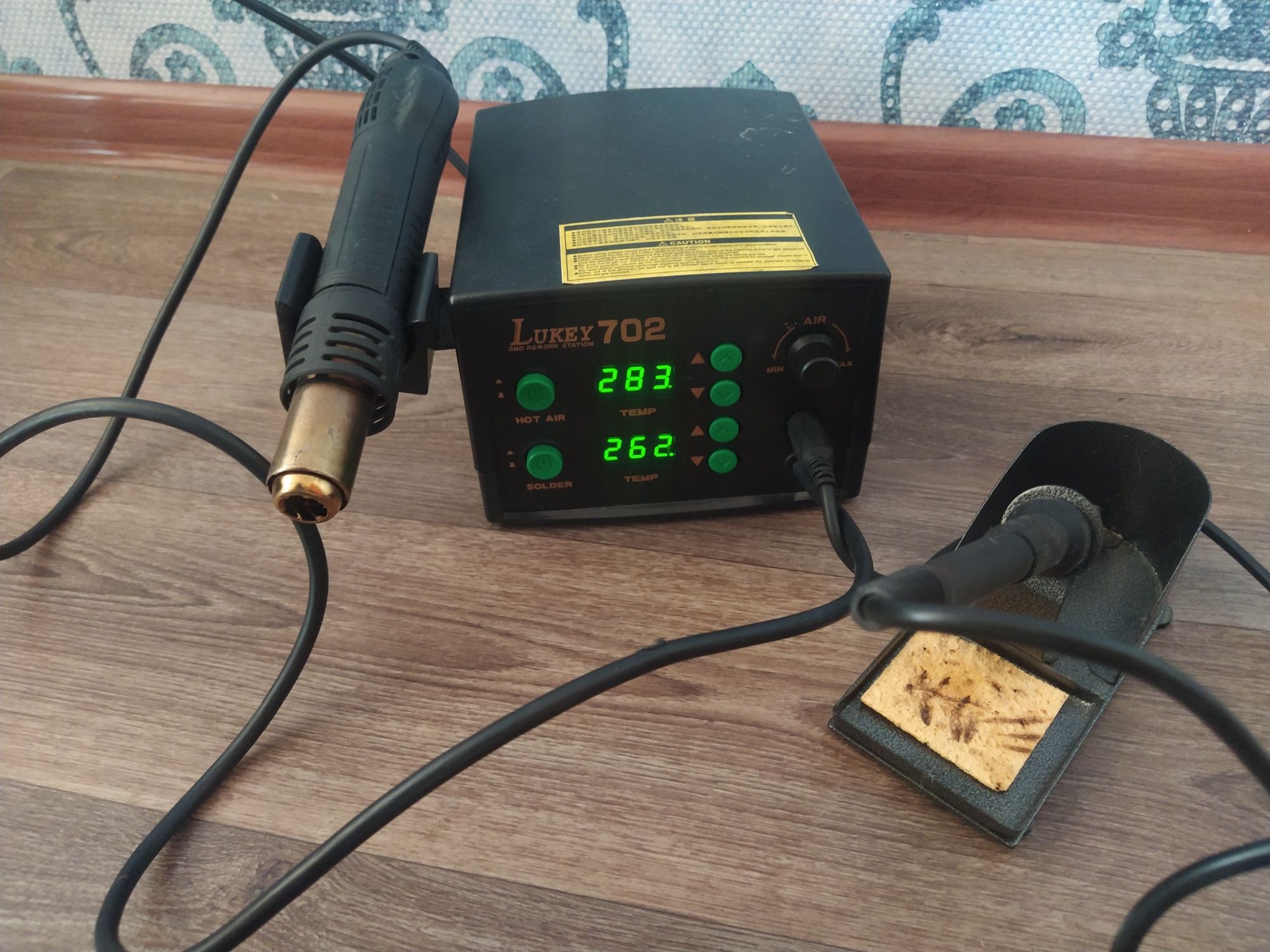 Паяльная станция lukey702 в рабочем состоянии