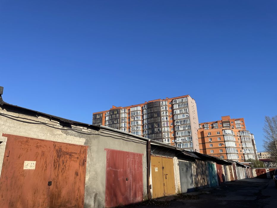 Гараж біля Вікторія Гарденс