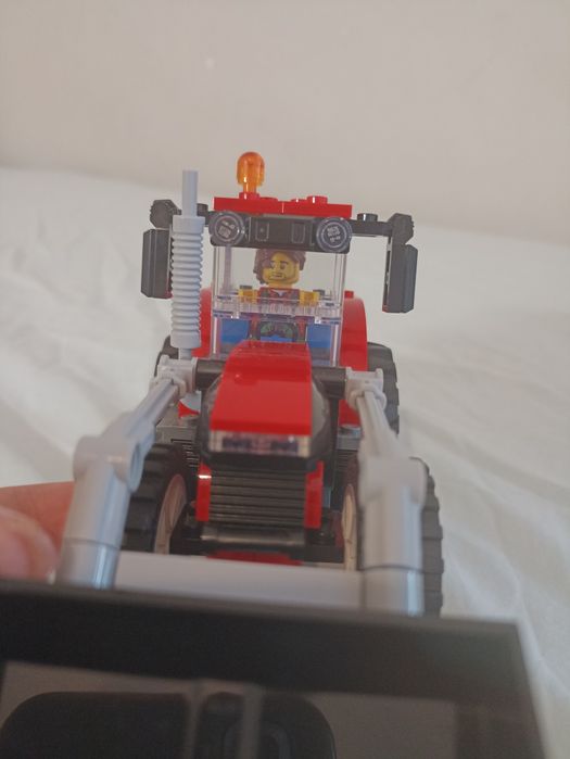 Trator vermelho - lego city 60287