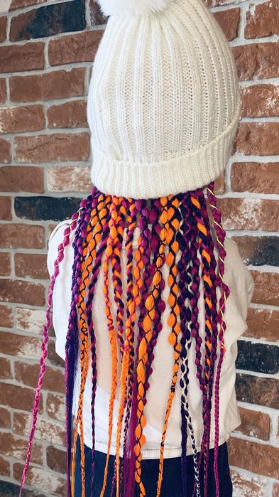 Czapka z warkoczykami dla dziewczynki, ręcznie robiona