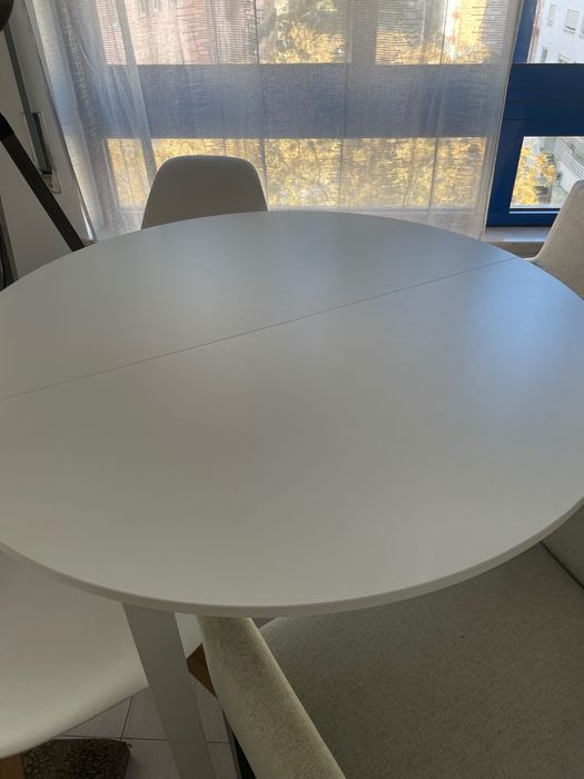 Secretaria e mesa de refeição