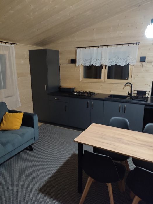 Domek , domki nad jeziorem Serbinówka.