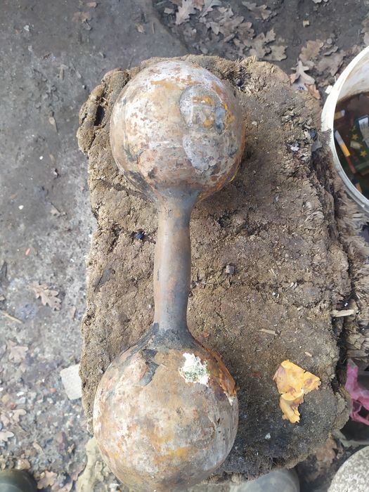 Продам гантеллю и гирю .