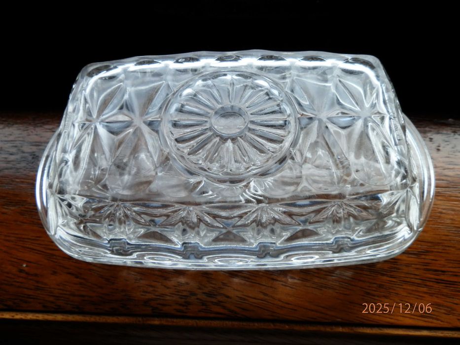 Manteigueira antiga de Vidro moldado e lapidado