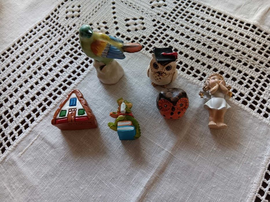 Vários bonecos em miniatura