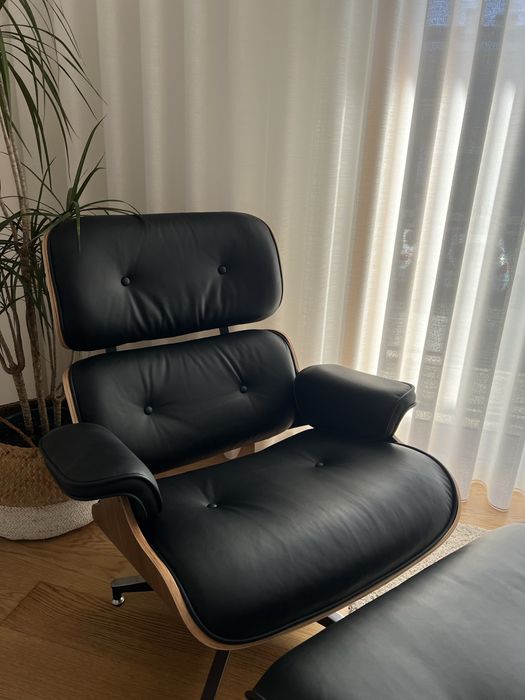 Poltrona Charles Eames em Pele Genuina