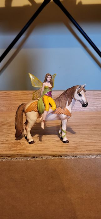 Schleich bayala elf Sanjeela na koniu figurka model wycofany z 2012 r.