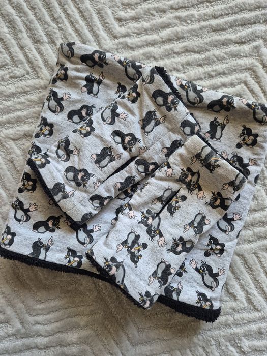 Komin i mitenki na czarnym polarze, Krecik