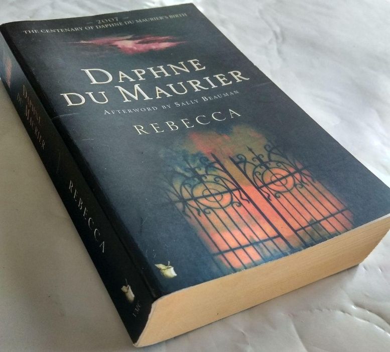 Книга на английском: "Rebecca" Daphne du Maurier. Жанр: роман.