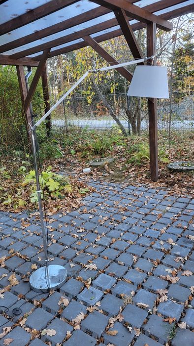 Lampa stojąca regulowana