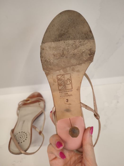 Sandálias Belinda em rosa seco, com aplicação de brilhantes. Tam 36